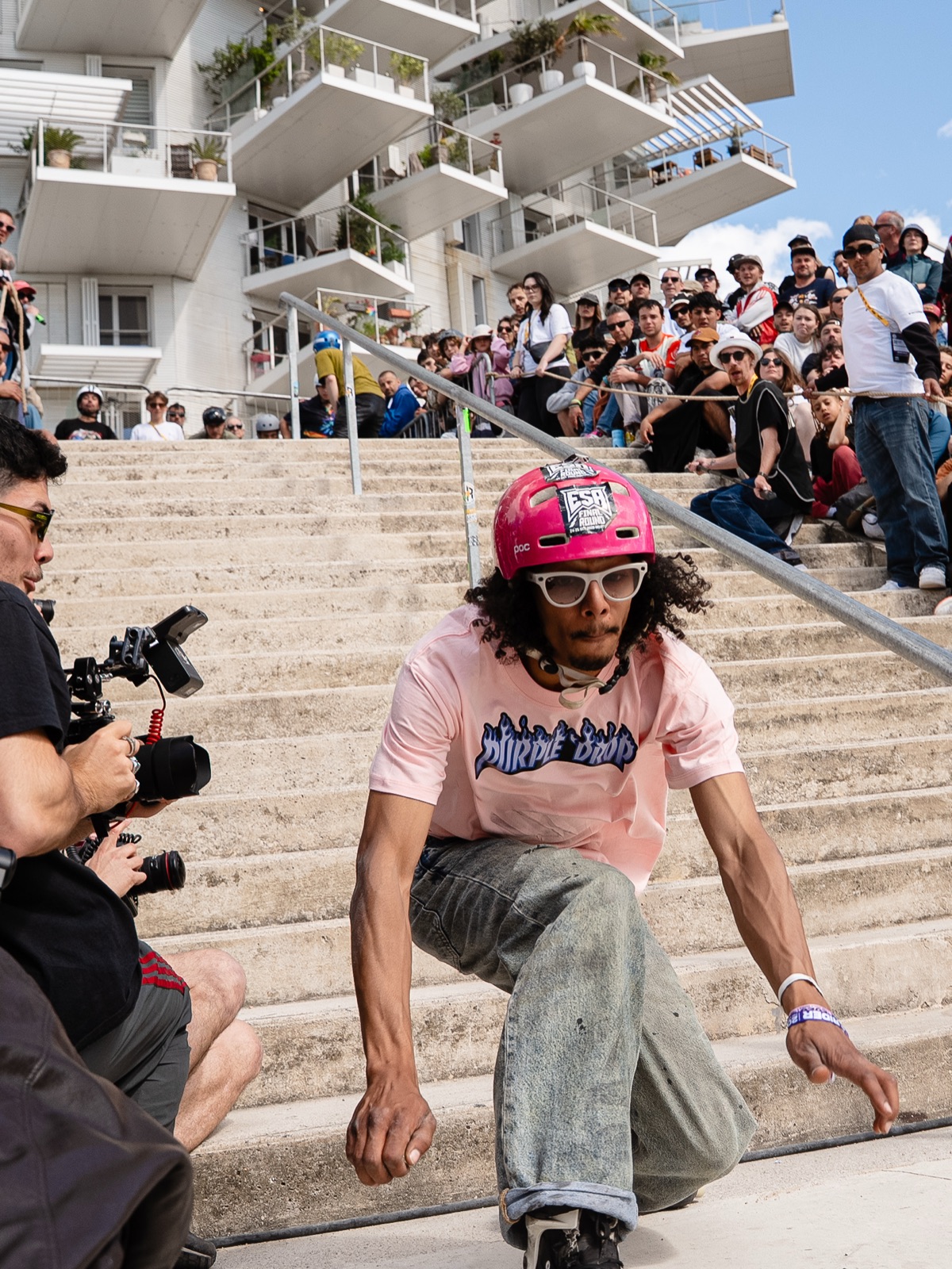 Le skateur en T-shirt rose. Drop validé 🌸